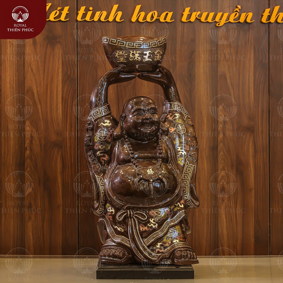Tượng Phật Di Lặc nâng thỏi Kim Nguyên Bảo bằng đồng đỏ khảm tam khí Tượng Phật Di Lặc nâng thỏi Kim Nguyên Bảo bằng đồng đỏ khảm tam khí
