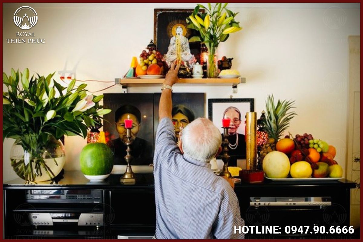 Nên hay không việc đặt bàn thờ Phật và tổ tiên chung