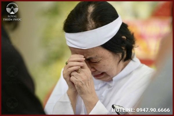 Những yếu tố ảnh hưởng đến quyết định thời điểm đốt khăn tang